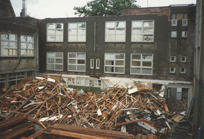 605874 Afbeelding van sloopwerkzaamheden aan het gebouw van de Gemeentelijke Muziekschool (Domplein 4) te Utrecht.